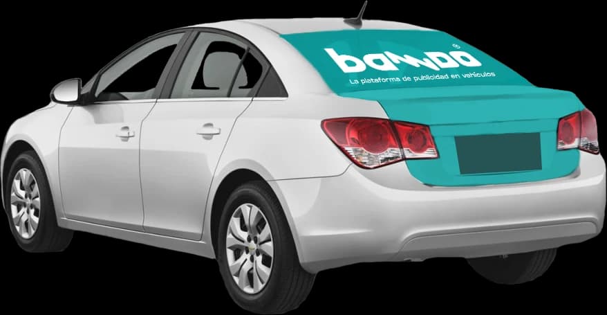 Ploteo parcial: luneta y baúl del auto cubiertos con la gráfica de la marca