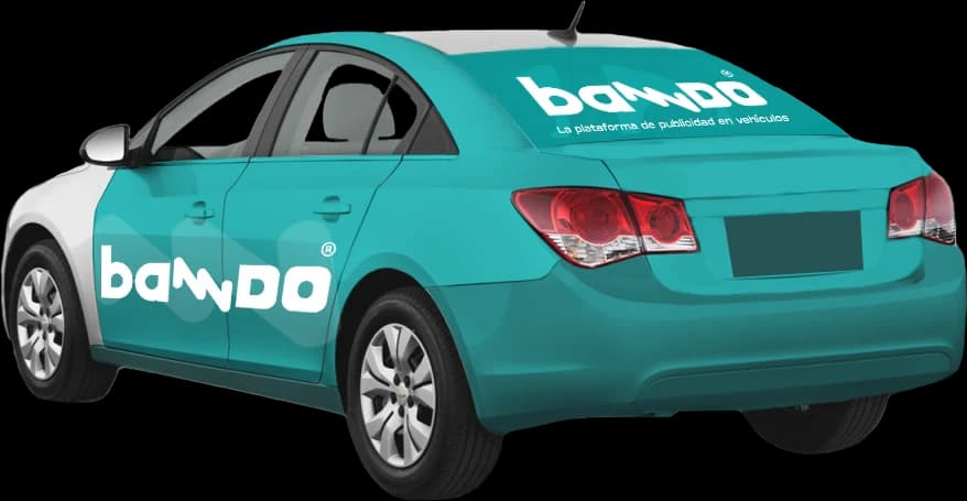 Ploteo intermedio: laterales y parte trasera del auto cubiertos con la gráfica
